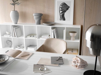 Como wall system, light grey lacquered