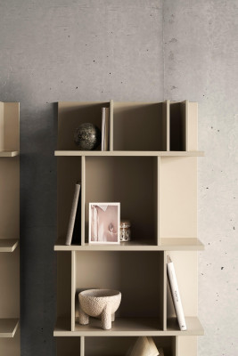 Como wall system, light grey lacquered