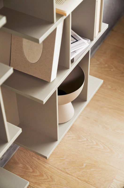 Como wall system, light grey lacquered