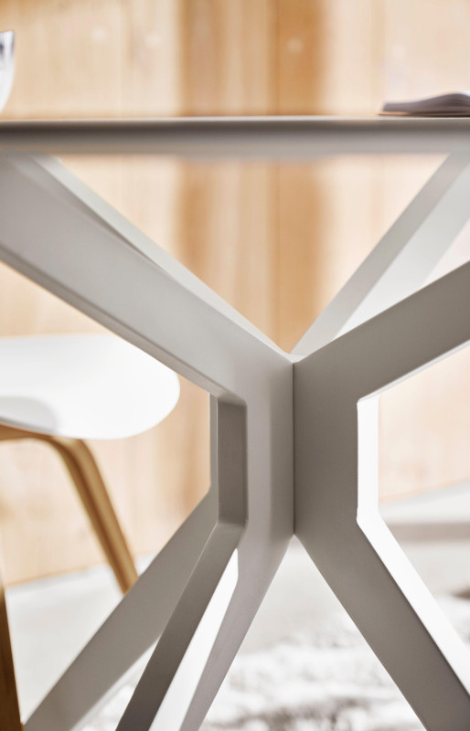 Billund round dining table, white lacquered